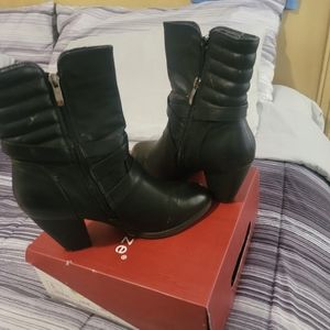 Ankle boots. 2 1/2 Heel